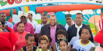Alcalde de SDN entrega parques remozados en Los Guaricanos y Sabana Perdida