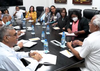 Ministro de Educación se reúne con representantes del IDEC y el Foro Socioeducativo