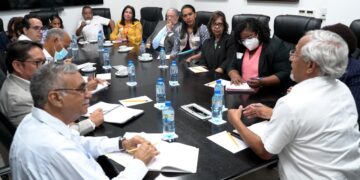 Ministro de Educación se reúne con representantes del IDEC y el Foro Socioeducativo