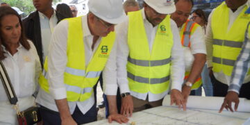 Abinader inspecciona trabajos del INDRHI en cañada Grande SFM