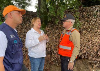 Defensa Civil acompaña a Gobernación en respuesta a afectados por inundaciones en La Vega￼