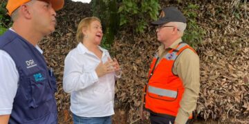 Defensa Civil acompaña a Gobernación en respuesta a afectados por inundaciones en La Vega￼