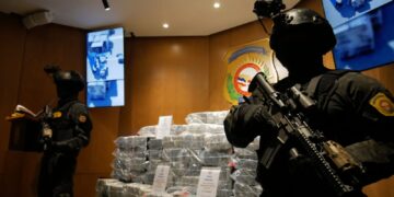 Asestan otro golpe al narcotráfico y aseguran lancha con 565 paquetes presumiblemente cocaína