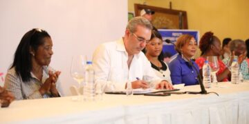 Presidente exhorta mujeres de San Juan organizarse en estructuras formales para mayor apoyo financiero y capacitación