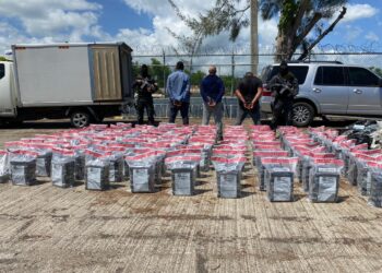 Aseguran lancha con 590 paquetes presumiblemente cocaína; arrestan tres