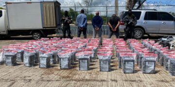 Aseguran lancha con 590 paquetes presumiblemente cocaína; arrestan tres