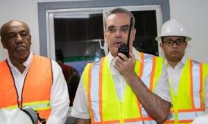 Presidente Abinader visita mina donde están atrapados dos mineros y les lleva aliento