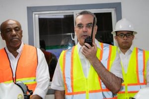 Presidente Abinader visita mina donde están atrapados dos mineros y les lleva aliento