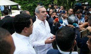 Presidente Abinader calificó como una «imprudencia» los aumentos realizados por ministros y funcionarios de su gobierno