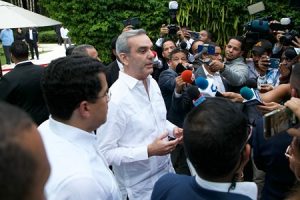 Presidente Abinader calificó como una «imprudencia» los aumentos realizados por ministros y funcionarios de su gobierno