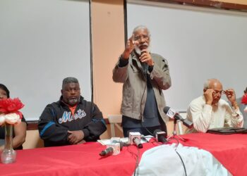 Fenatrano entrega 110 certificados a chóferes de carros públicos para que puedan laborar en rutas de Villa Mella 