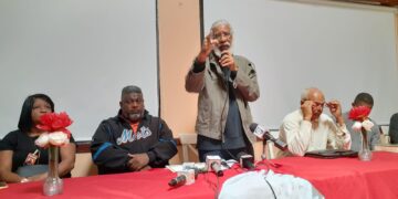 Fenatrano entrega 110 certificados a chóferes de carros públicos para que puedan laborar en rutas de Villa Mella 