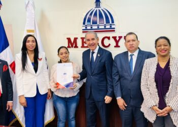 MESCYT otorga 200 becas a alumnos que cursan programas de posgrados en distintos países