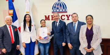 MESCYT otorga 200 becas a alumnos que cursan programas de posgrados en distintos países