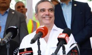 Presidente Abinader reza Padre Nuestro tras rescate de mineros atrapados en mina