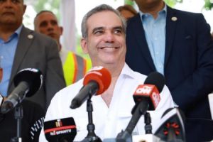 Presidente Abinader reza Padre Nuestro tras rescate de mineros atrapados en mina