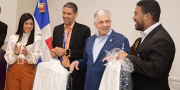 Presidente del Senado Eduardo Estrella entrega uniformes a colaboradores de la institución