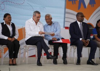 El presidente Luis Abinader y ministro de Educación Ángel Hernández dejan abierto el año escolar 2022-2023