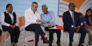 El presidente Luis Abinader y ministro de Educación Ángel Hernández dejan abierto el año escolar 2022-2023