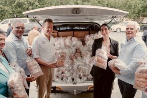 Primera dama y ministro Bisonó reciben donación de 70 mil unidades de pan para afectados por huracán Fiona