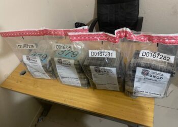 Arrestan dos con 19 paquetes presumiblemente de cocaína en Azua