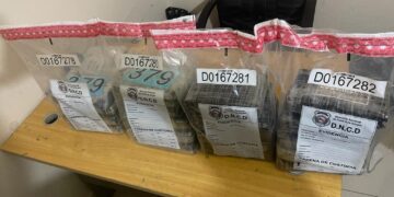 Arrestan dos con 19 paquetes presumiblemente de cocaína en Azua