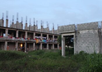 Dirección General de Migración intervino escuela en construcción ocupada por Nacionales Haitianos ilegales