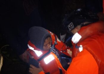 Defensa Civil rescata con vida 2 personas quedaron atrapadas por crecida rio Duey