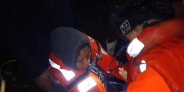 Defensa Civil rescata con vida 2 personas quedaron atrapadas por crecida rio Duey