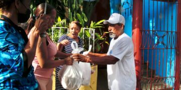 Propeep continúa la entrega de raciones alimenticias a familias afectadas por el huracán Fiona en La Romana