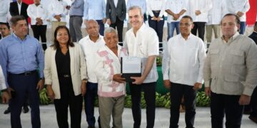 Presidente Abinader: De 3,237 certificados de título para Los Guaricanos, SDN, entregaremos 1,727 este miércoles