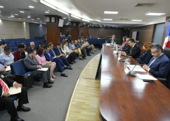 Pleno de la JCE entrega a organizaciones políticas propuesta-compromiso por la integridad electoral de cara a comicios de 2024