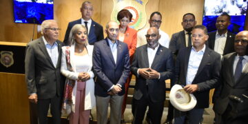 Diputados se trasladan a la DNCD para recorrer sus instalaciones y observar la manera en que operan