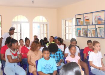 Fundación Neptuno y el Ministerio de la Mujer imparten charla sobre el embarazo en adolescencia