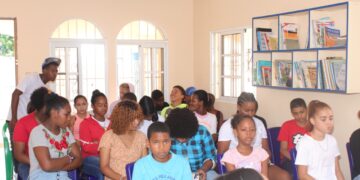 Fundación Neptuno y el Ministerio de la Mujer imparten charla sobre el embarazo en adolescencia