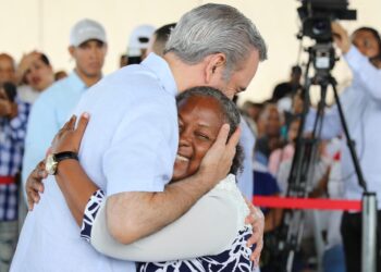 Presidente Abinader entrega 1,060 títulos de propiedad en Villa Central de Barahona que impactan a unas 5 mil personas