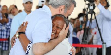 Presidente Abinader entrega 1,060 títulos de propiedad en Villa Central de Barahona que impactan a unas 5 mil personas