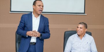 Milton Morrison se reúne con banilejos para tratar facturación y avances del proyecto de rehabilitación de redes