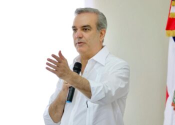 Abinader anuncia ayuda del gobierno de mil pesos por tarea dañada por el huracán en 7 provincia