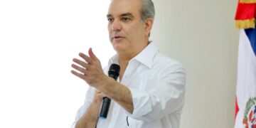 Abinader anuncia ayuda del gobierno de mil pesos por tarea dañada por el huracán en 7 provincia