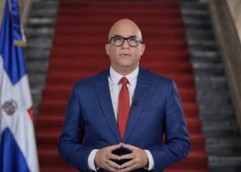 Presidente Abinader instruye la creación de un sistema de transporte gratuito para los más de 2 millones de estudiantes