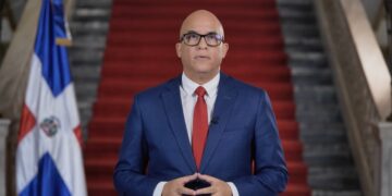 Presidente Abinader instruye la creación de un sistema de transporte gratuito para los más de 2 millones de estudiantes