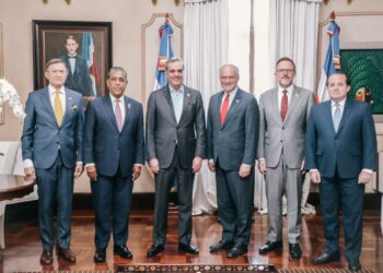 Presidente Luis Abinader recibe visita del senador estadounidense por el estado de Virginia, Tim Kaime