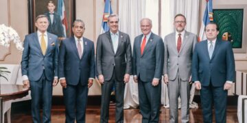 Presidente Luis Abinader recibe visita del senador estadounidense por el estado de Virginia, Tim Kaime