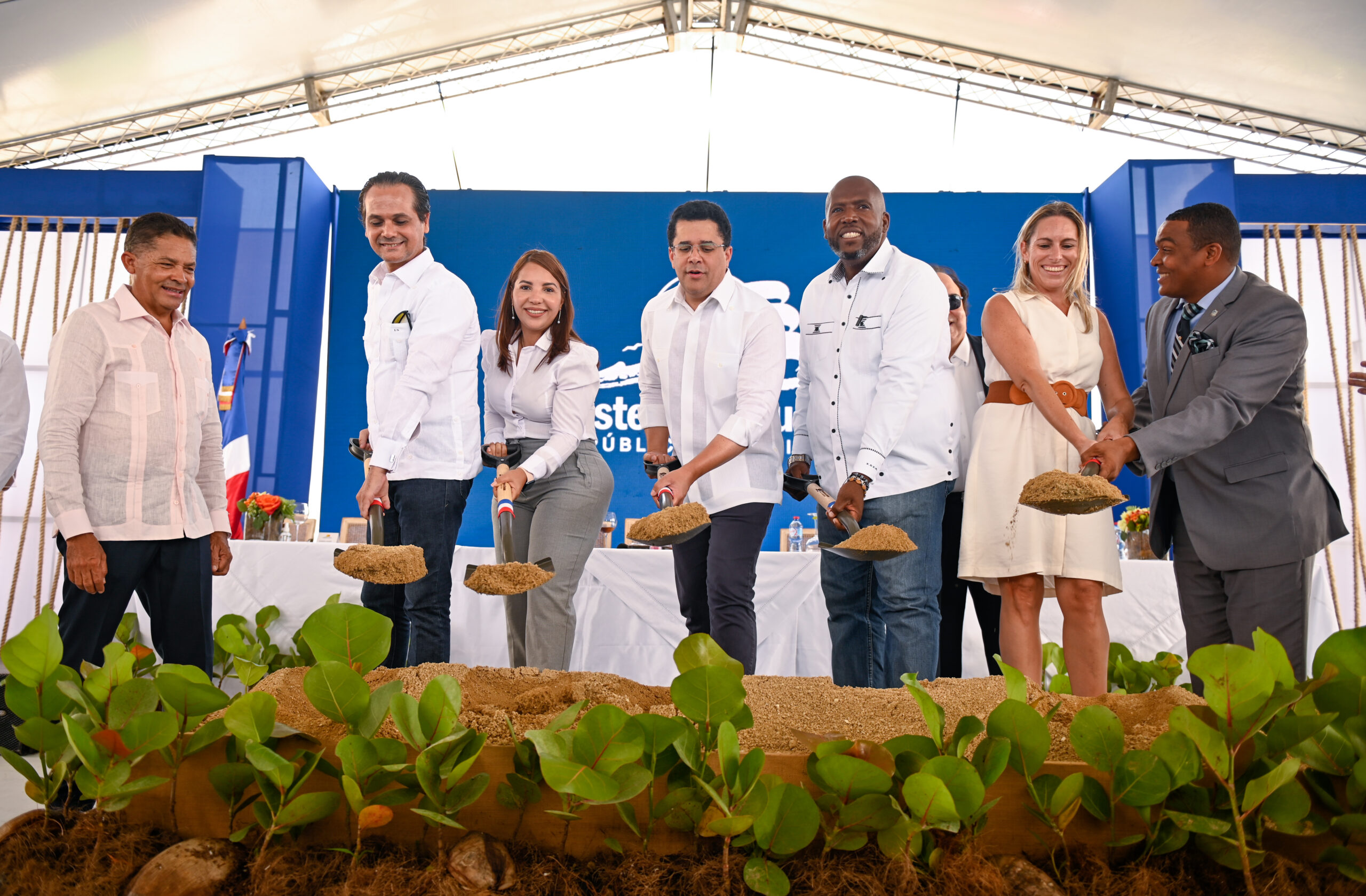 MITUR deja iniciado trabajos mejoramiento del malecón de la Caleta, La Romana