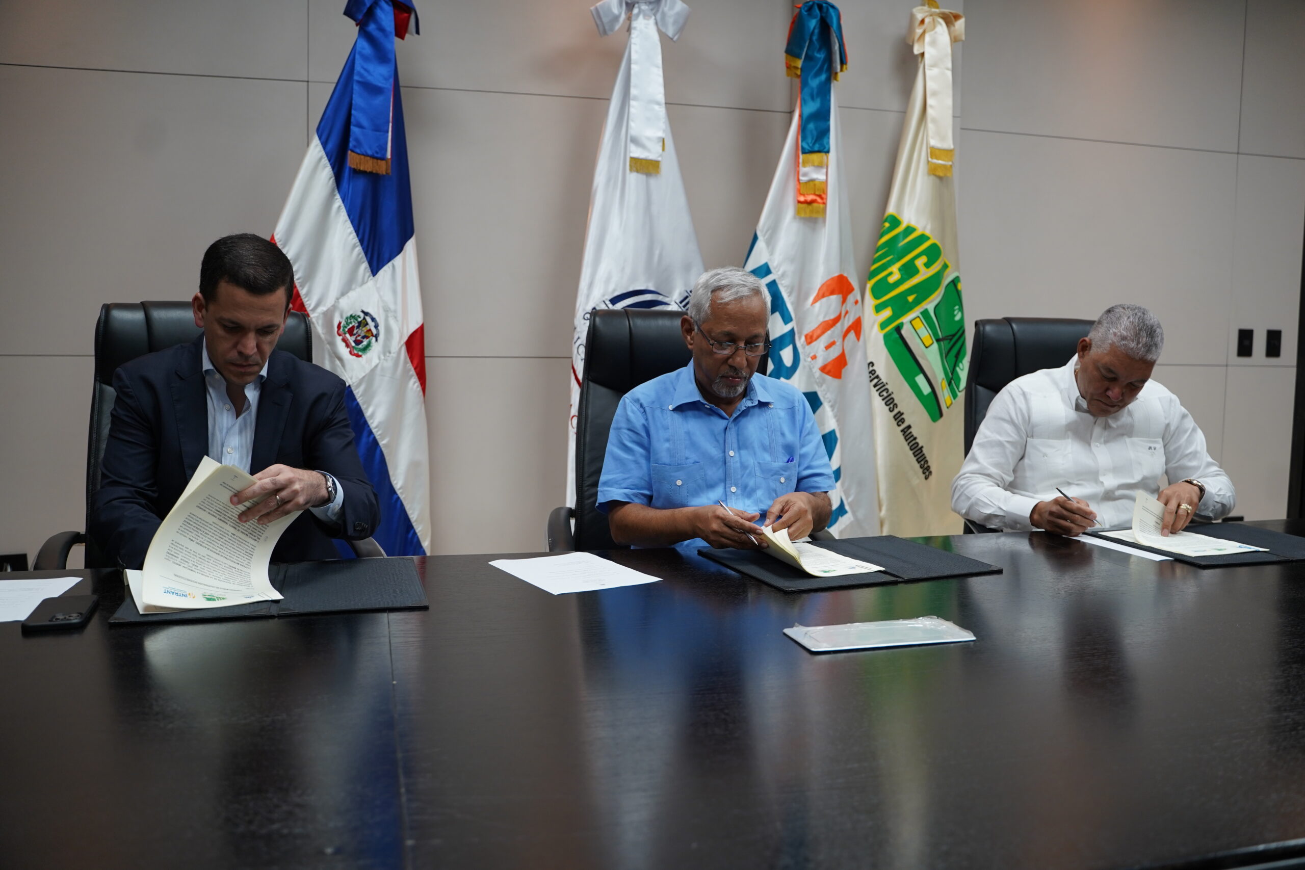 MINERD, OMSA e INTRANT firman acuerdo para implementar Plan Piloto de Movilidad Escolar 