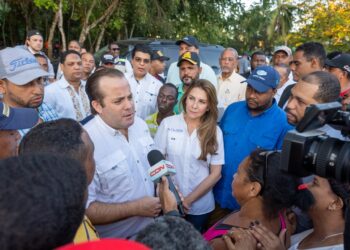 Gobierno y alcaldía continúan llevando asistencia a familias afectadas por lluvias en DN