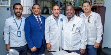 Gabinete de Política Social entrega a Clínica Cruz Jiminián bonos de apoyo familiar para personas en condiciones de vulnerabilidad