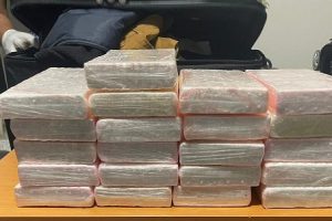 DNCD apresa 3 y ocupan 21 paquetes de cocaína en el AILA