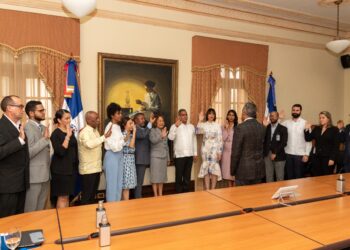 Ministro de la Presidencia juramenta comisión del INPOSDOM para el Plan de Transformación y Relanzamiento de la entidad postal